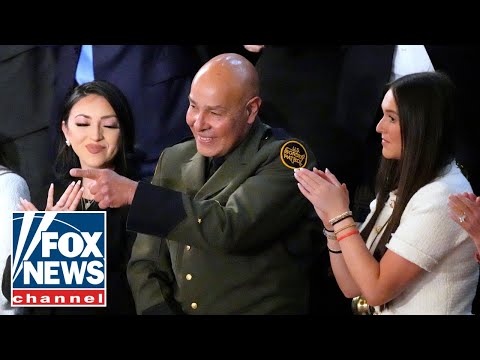 You are currently viewing Trump salutes border agent for his ‘courage’