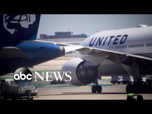 Read more about the article United Airlines fires hundreds of unvaccinated employees l GMA