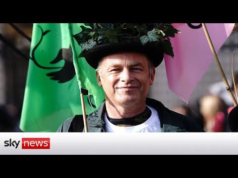 You are currently viewing Chris Packham calls on Royal Family to rewild estates