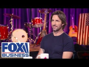 Read more about the article Jake Owen remembers first public gig: ‘I made tips, I made friends’