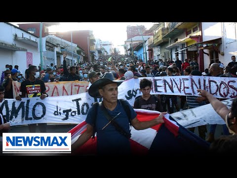 You are currently viewing “Yes we can”: Illegal aliens carrying pro-Biden signs approach U.S. border