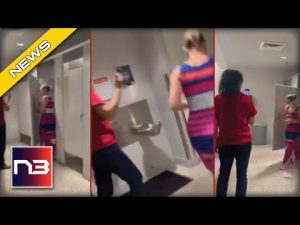Read more about the article Sen. Kyrsten Sinema Stalked By Left-Wing Activists, Suddenly Hides In Bathroom In Wild Clip