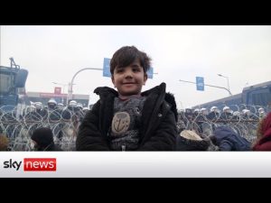 Read more about the article Poland-Belarus border: Migrants huddle for warmth next to razor wire and riot shields