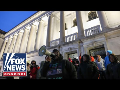 You are currently viewing Loud protests spark concerns of jury intimidation during Rittenhouse deliberations