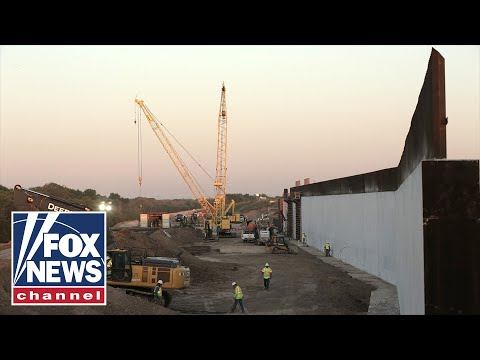 Read more about the article Texas begins building makeshift border wall with surprising material