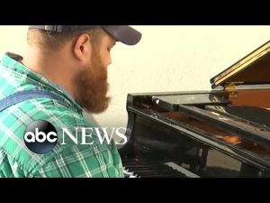 Read more about the article Kentucky man plays piano amid tornado destruction