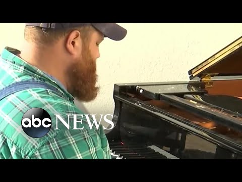 You are currently viewing Kentucky man plays piano amid tornado destruction