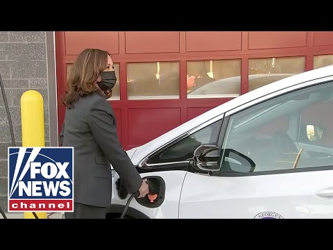 Read more about the article Watch Kamala Harris’ awkward moment with electric car