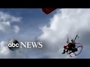 Read more about the article Santa visits Florida beach with powered parachute