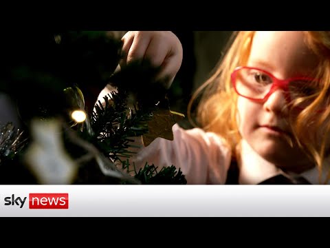 You are currently viewing A Very Royal Christmas: Children make star ornaments for the Queen’s tree