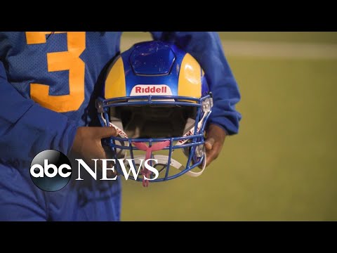 You are currently viewing Los Angeles police build bonds through Watts youth football