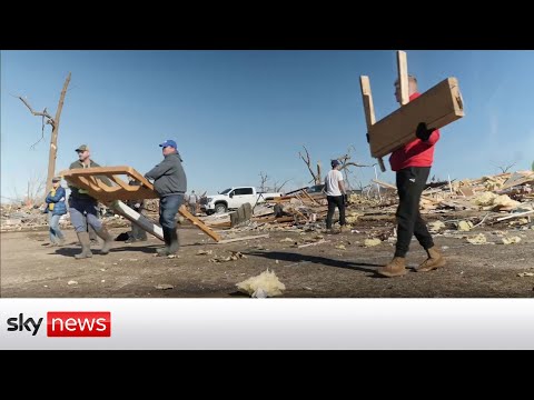 You are currently viewing Kentucky communities search for survivors in rubble