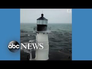 Read more about the article Lighthouse covered in ice amid plunging temperatures