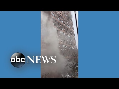 Read more about the article Smoke from deadly fire pours out of NYC building