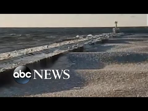 You are currently viewing Lake Michigan ice pancakes lap against pier l ABC News