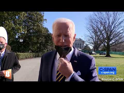 Read more about the article Biden Removes Mask in Front of Reporters: “This Looks Stupid”