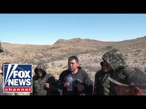 You are currently viewing Lawrence Jones speaks with migrants at southern border