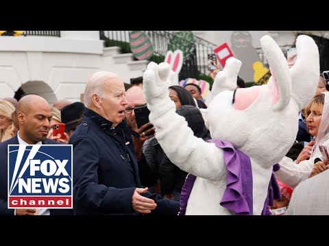 You are currently viewing Biden whisked away by ‘Easter bunny’ while taking reporter questions