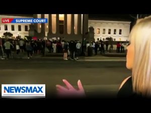 Read more about the article DEVELOPING: Crowds gather and tensions rise outside SCOTUS amid Roe v. Wade reports