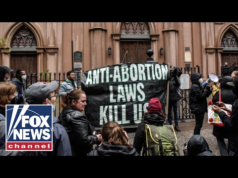 You are currently viewing Pro-abortion activists rally at SCOTUS justices’ homes, Catholic Churches