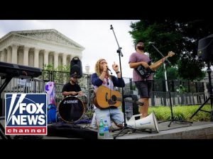 Read more about the article Sean Feucht leads worship outside Supreme Court after historic abortion ruling