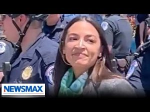 Read more about the article WATCH: Body Language Expert analyzes AOC, fake handcuffs | ‘John Bachman Now’