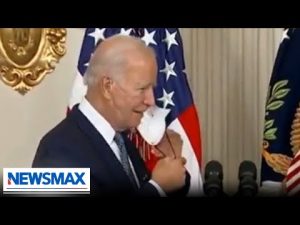 Read more about the article Biden coughs right into hand after taking mask off