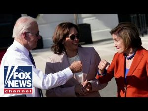 Read more about the article Pelosi reminds audience to applaud Biden at WH event