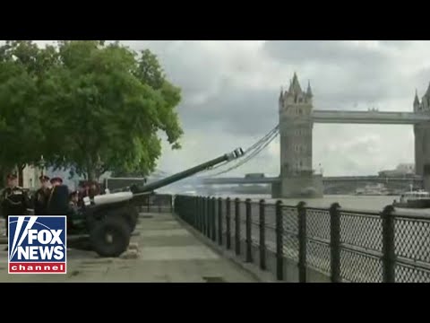 You are currently viewing Queen Elizabeth honored with 96-gun salute