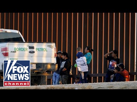 You are currently viewing New Yorkers react to migrant buses arriving from Texas | Americans Weigh In