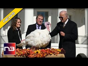 Read more about the article Biden’s Sign Language Interpreter STUMPED When He Makes Comment About A Turkey