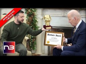 Read more about the article WHAT THE? Zelinsky Gives Biden Prestigious Ukrainian “BUTTHOLE” Award