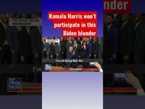 Read more about the article Biden awkwardly kneels next to Kamala Harris #shorts #shortsfeed