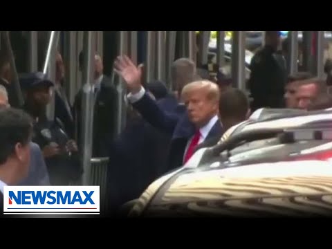 You are currently viewing BREAKING: Trump enters Manhattan courthouse, waves to supporters