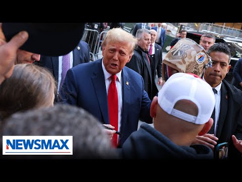 You are currently viewing Trump makes early morning visit with construction workers