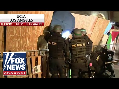 You are currently viewing Law enforcement at UCLA move in on anti-Israel encampment