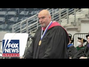 Read more about the article Fetterman slams alma mater Harvard while addressing Yeshiva University grads