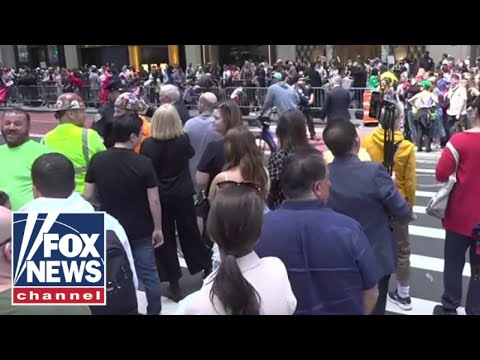 You are currently viewing Crowds gather outside Trump Tower as former president decries conviction