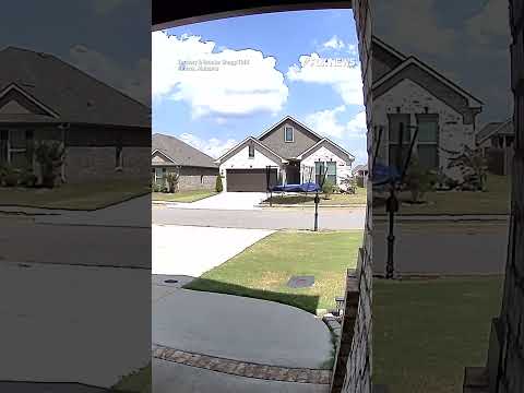 You are currently viewing Caught on doorbell camera: wind gusts hurl trampoline onto roof of house