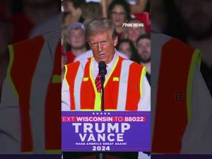 Read more about the article Trump wears orange reflective vest at Wisconsin rally