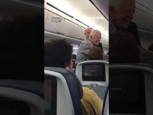 Read more about the article Flashback: Former President Jimmy Carter shakes hands with every passenger on Delta flight