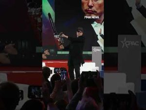 Read more about the article Elon Musk was presented with a massive “chainsaw for bureaucracy” at CPAC